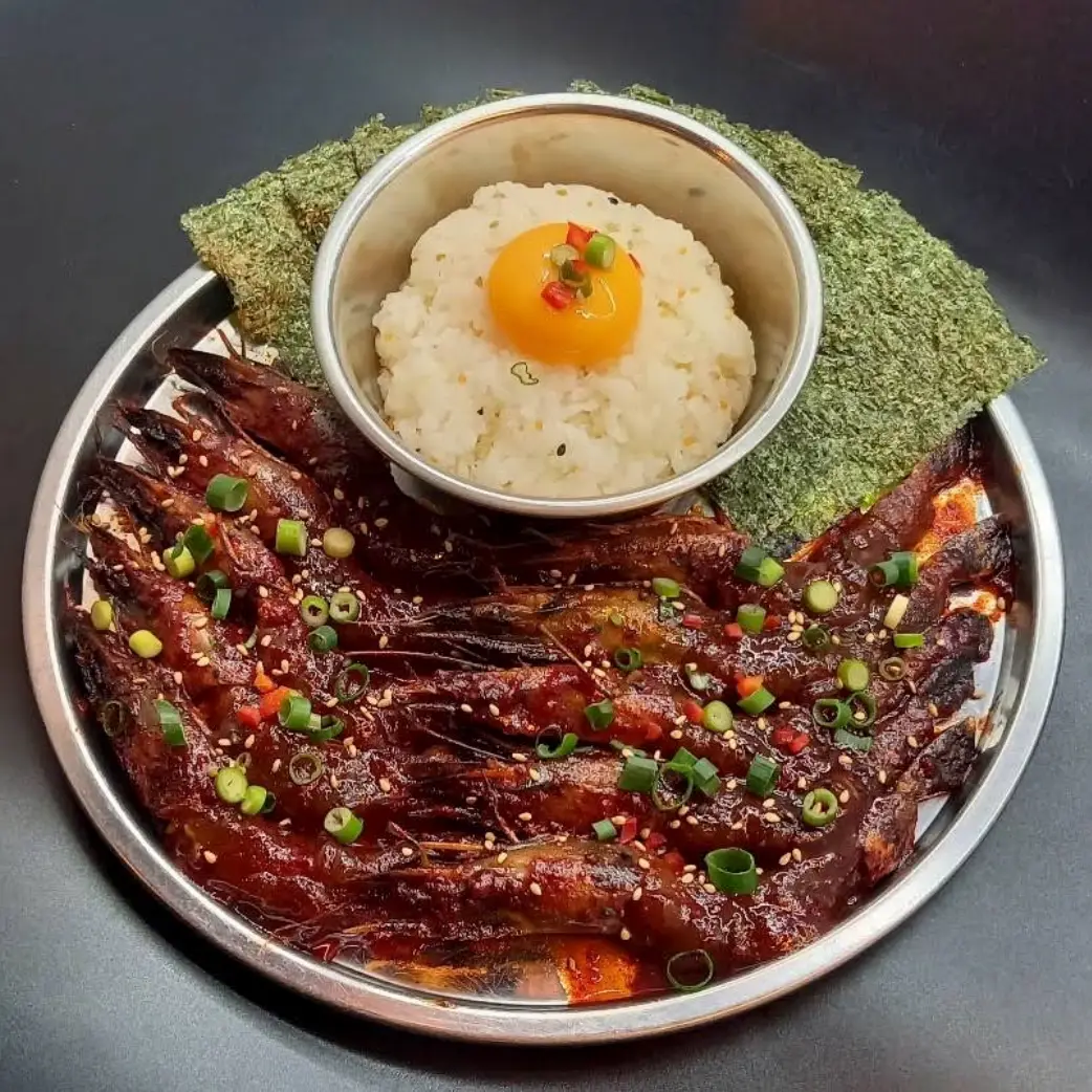 艶やかな照り焼き料理と卵かけご飯