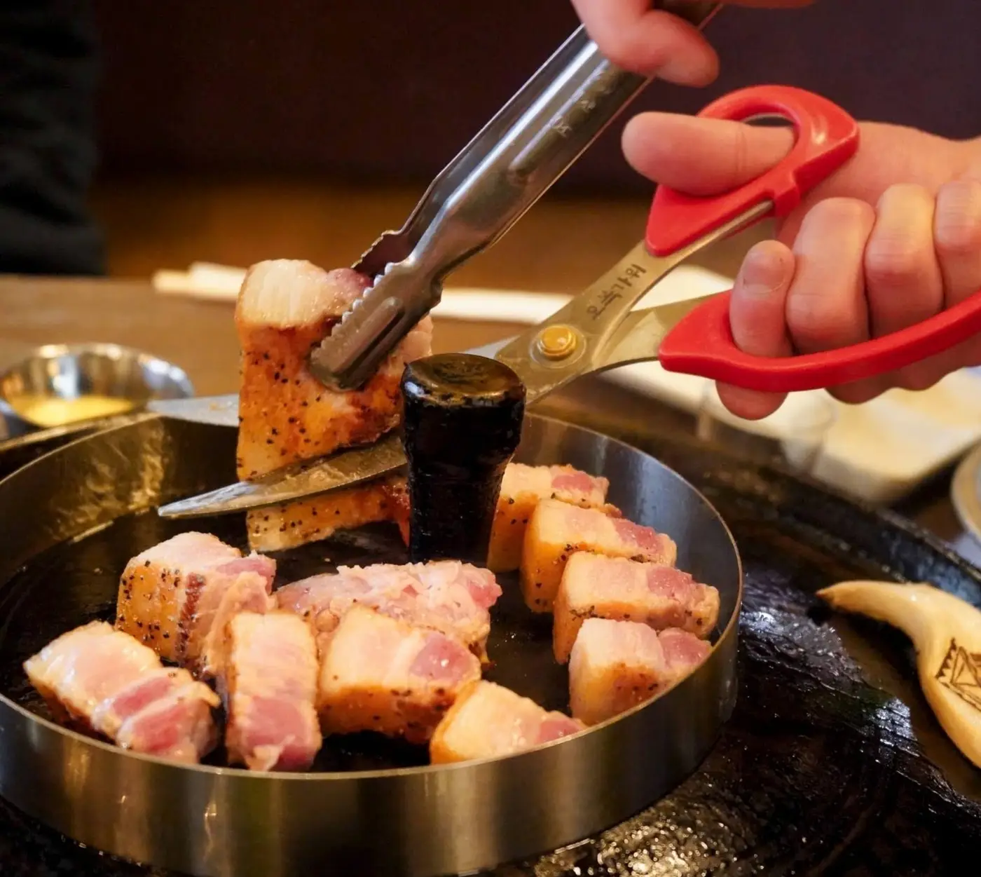 サムギョプサルを切る様子