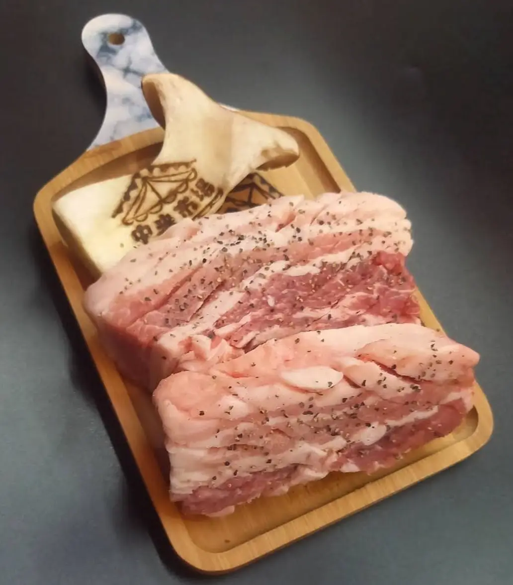 木製ボードの上の生豚肉